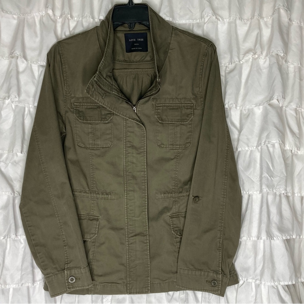 ￼Love Tree Army Green windbreaker, Jacket size S.